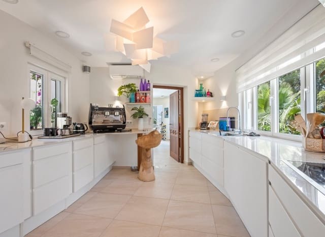 5 bedroom Villa for sale in Altea with pool garage - € 1,975,000 (Ref: 8825676)