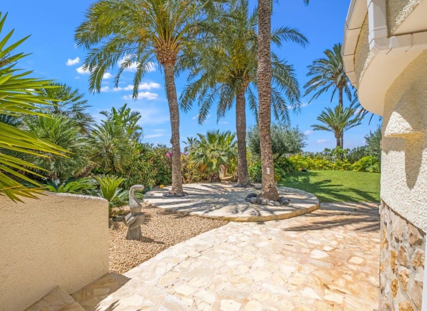 5 bedroom Villa for sale in Altea with pool garage - € 1,975,000 (Ref: 8825676)