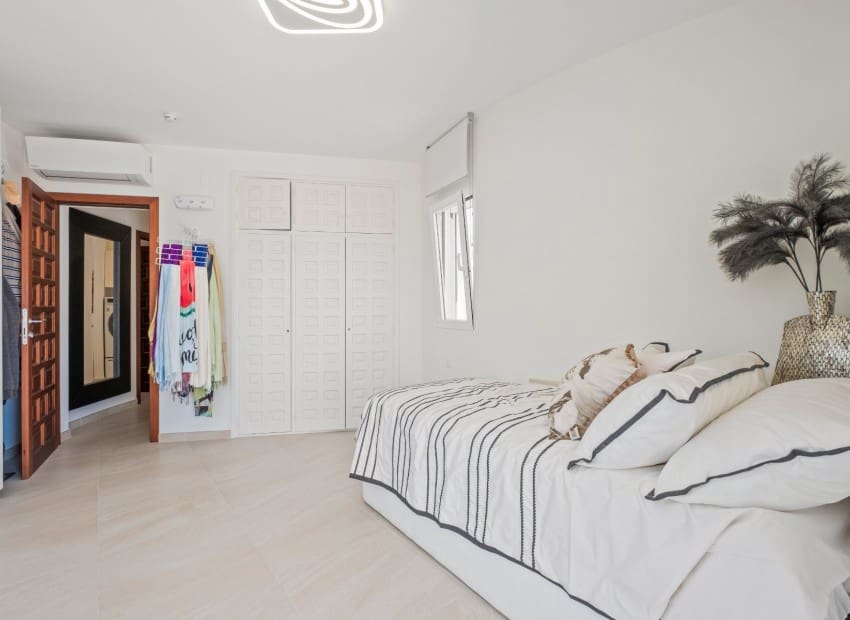 5 bedroom Villa for sale in Altea with pool garage - € 1,975,000 (Ref: 8825676)