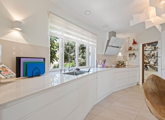 5 bedroom Villa for sale in Altea with pool garage - € 1,975,000 (Ref: 8825676)