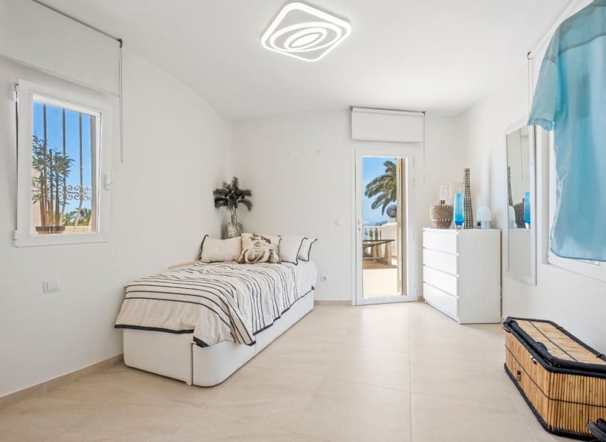 5 bedroom Villa for sale in Altea with pool garage - € 1,975,000 (Ref: 8825676)