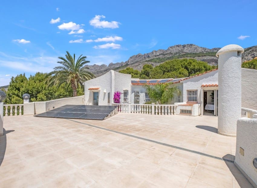 5 bedroom Villa for sale in Altea with pool garage - € 1,975,000 (Ref: 8825676)