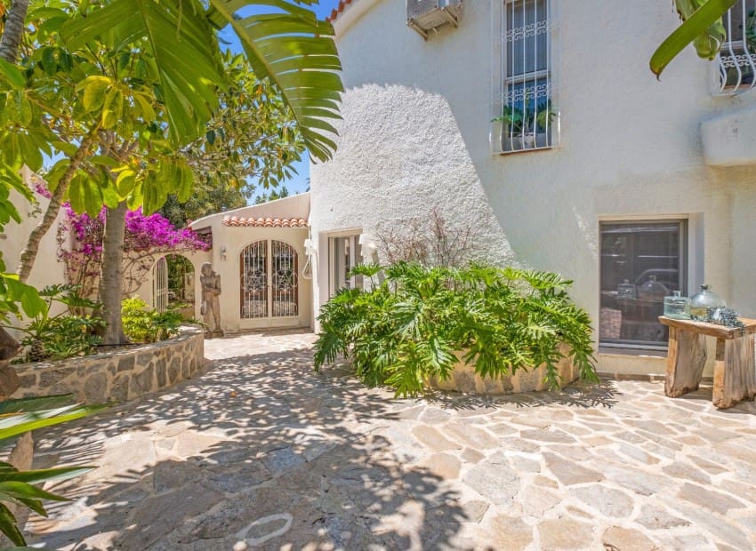 5 bedroom Villa for sale in Altea with pool garage - € 1,975,000 (Ref: 8825676)