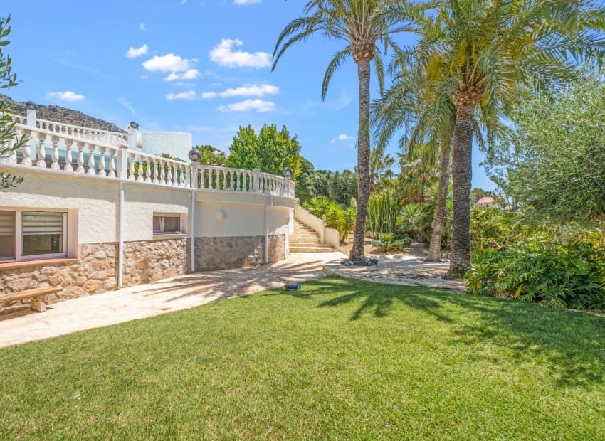 5 bedroom Villa for sale in Altea with pool garage - € 1,975,000 (Ref: 8825676)