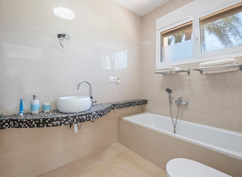 5 bedroom Villa for sale in Altea with pool garage - € 1,975,000 (Ref: 8825676)