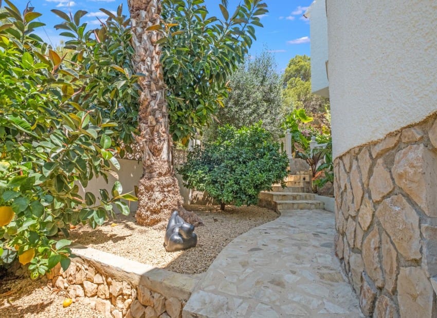 5 bedroom Villa for sale in Altea with pool garage - € 1,975,000 (Ref: 8825676)