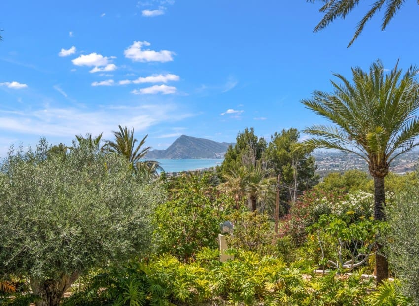 5 bedroom Villa for sale in Altea with pool garage - € 1,975,000 (Ref: 8825676)