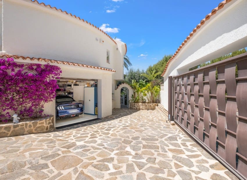 5 bedroom Villa for sale in Altea with pool garage - € 1,975,000 (Ref: 8825676)