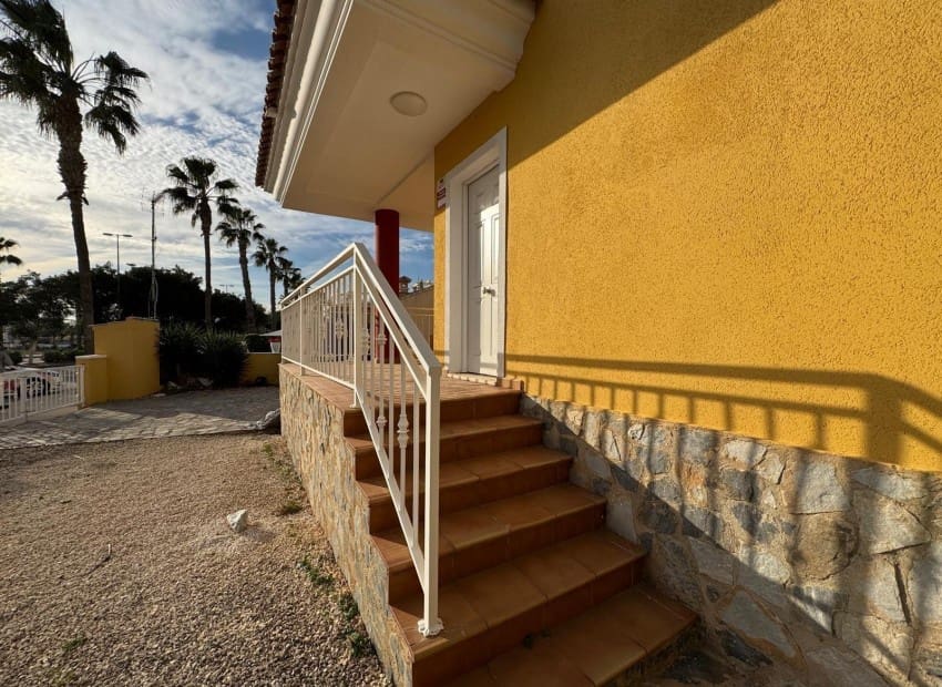 3 makuuhuone Huvila myytävänä paikassa Guardamar del Segura mukana uima-altaan - 390 000 € (Ref: 8825687)