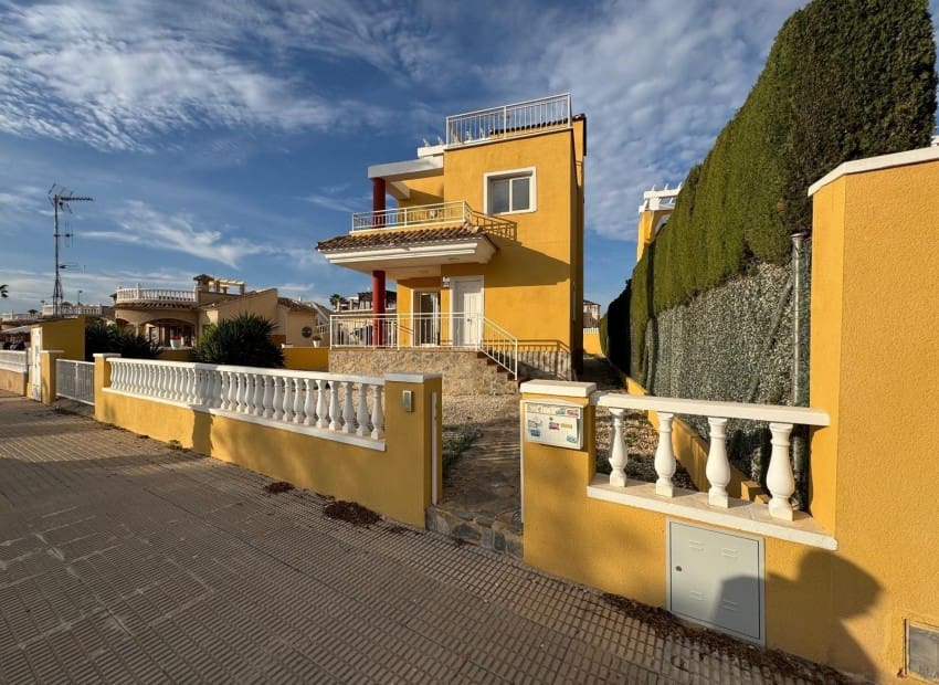 3 makuuhuone Huvila myytävänä paikassa Guardamar del Segura mukana uima-altaan - 390 000 € (Ref: 8825687)