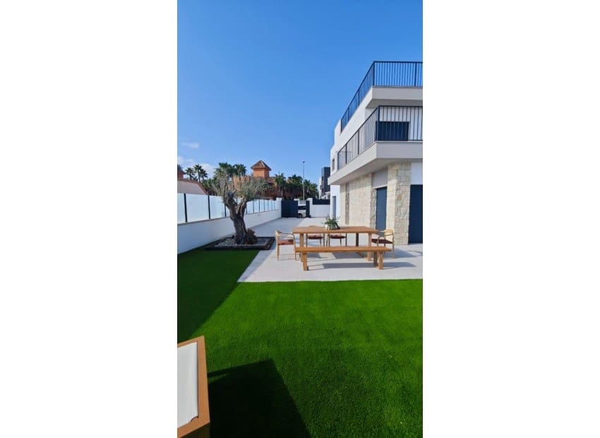 3 slaapkamer Villa te koop in San Miguel de Salinas met zwembad garage - € 574.000 (Ref: 8825792)