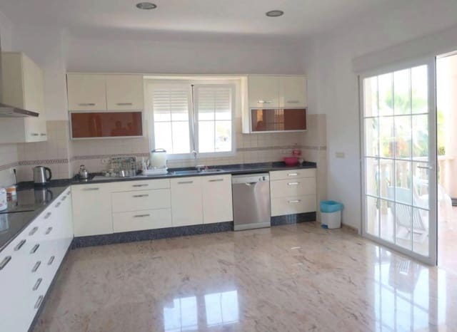 Chalet de 6 habitaciones en Pueblo - Urbanizaciones, Alfaz del Pi / L'Alfàs del Pi en venta con piscina - 990.000 € (Ref: 8887458)