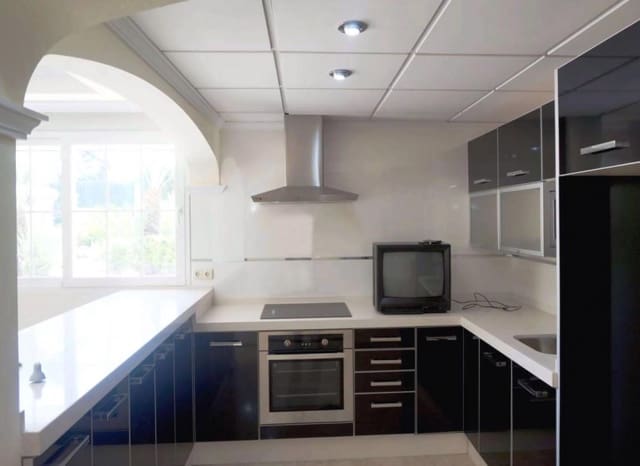 Chalet de 6 habitaciones en Pueblo - Urbanizaciones, Alfaz del Pi / L'Alfàs del Pi en venta con piscina - 990.000 € (Ref: 8887458)