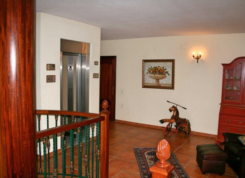 5 sypialnia Willa na sprzedaż w Alfaz del Pi / L'Alfas del Pi z basenem garażem - 2 450 000 € (Ref: 8887484)