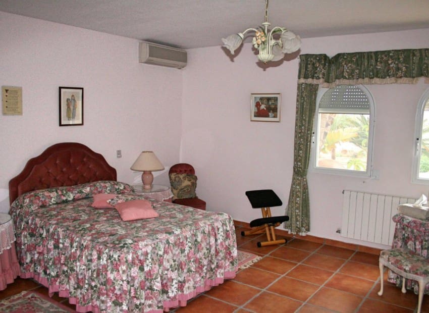 5 sypialnia Willa na sprzedaż w Alfaz del Pi / L'Alfas del Pi z basenem garażem - 2 450 000 € (Ref: 8887484)