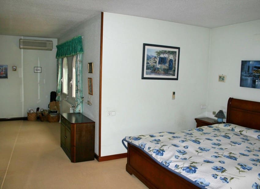 5 sypialnia Willa na sprzedaż w Alfaz del Pi / L'Alfas del Pi z basenem garażem - 2 450 000 € (Ref: 8887484)