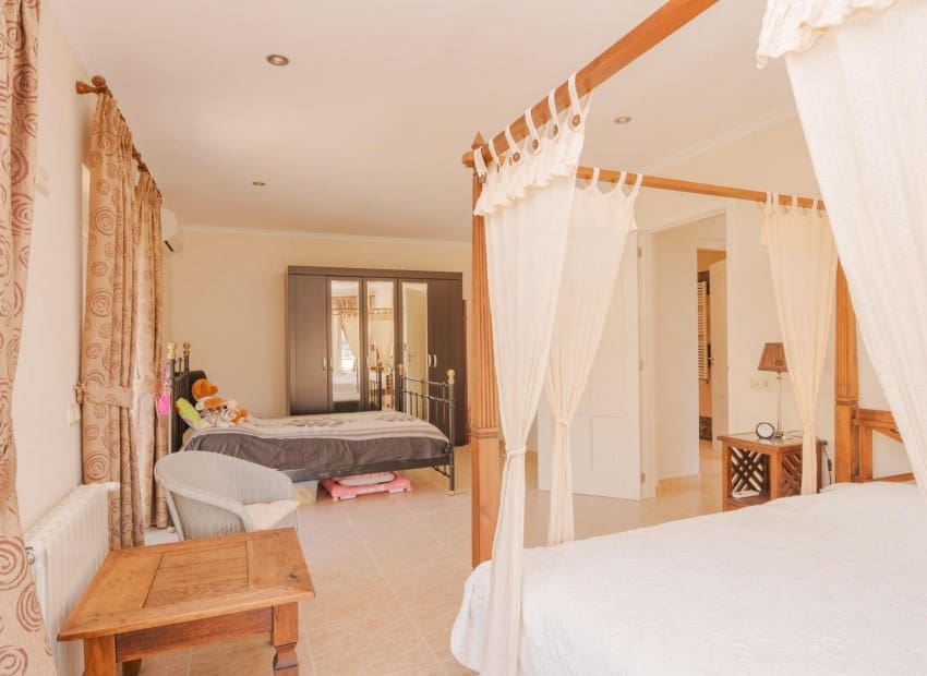 4 bedroom Villa for sale in Callosa d'En Sarria with pool - € 850,000 (Ref: 8887490)