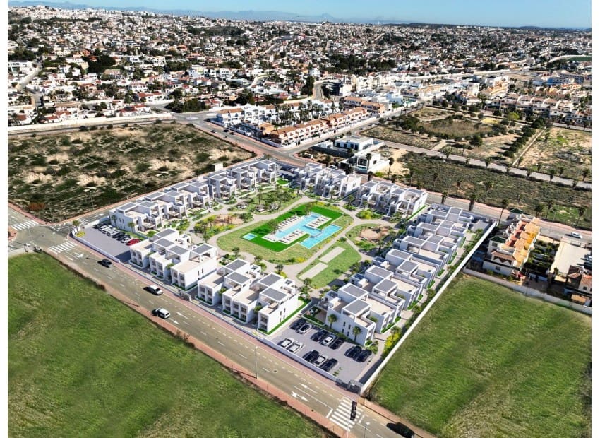 2 soveværelse Byhus til salg i Ciudad Quesada med swimmingpool - € 269.000 (Ref: 8897814)