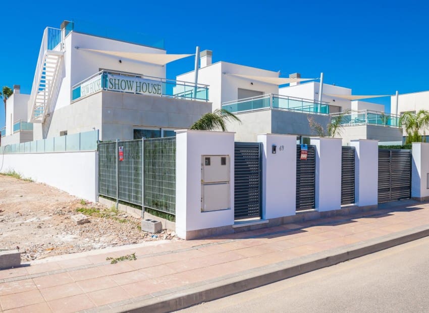 3 soveværelse Villa til salg i Los Alcazares med swimmingpool garage - € 395.000 (Ref: 8901341)