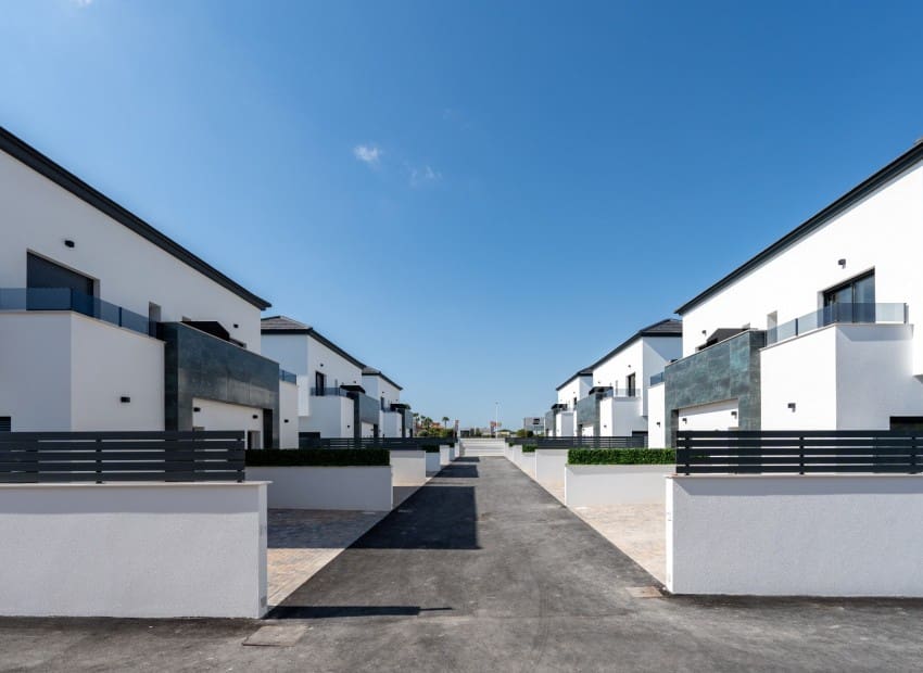 3 soveværelse Byhus til salg i Gran Alacant med swimmingpool - € 312.000 (Ref: 9043742)