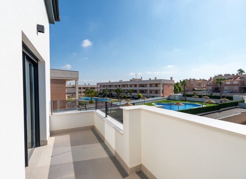 3 soveværelse Byhus til salg i Gran Alacant med swimmingpool - € 312.000 (Ref: 9043742)