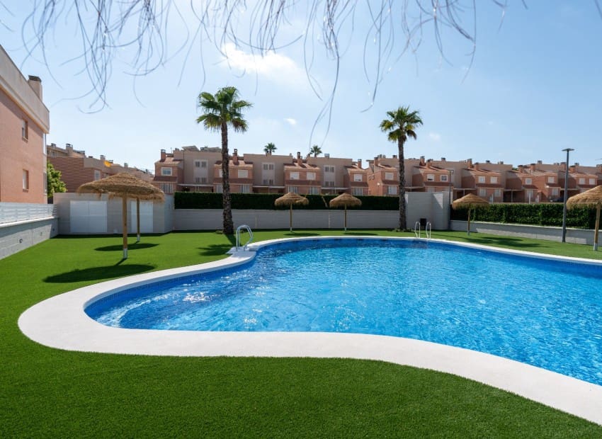 3 soveværelse Byhus til salg i Gran Alacant med swimmingpool - € 312.000 (Ref: 9043742)