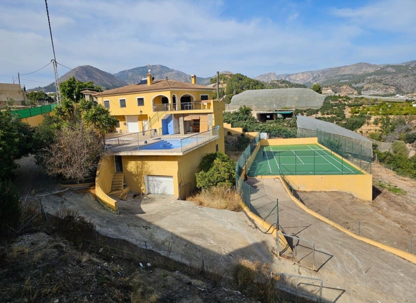 6 soveværelse Villa til leje i Callosa d'En Sarria med swimmingpool garage - € 4.000 (Ref: 9097054)