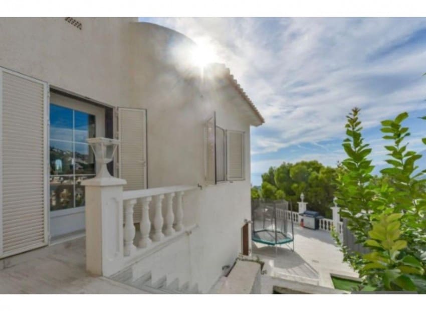 4 bedroom Villa for sale in Altea with pool - € 824,000 (Ref: 9127946)