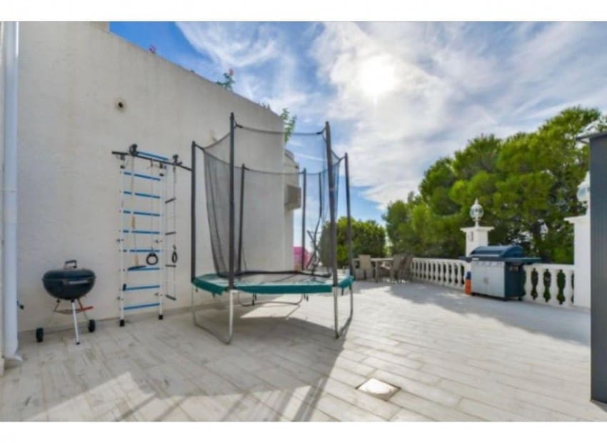 4 bedroom Villa for sale in Altea with pool - € 824,000 (Ref: 9127946)