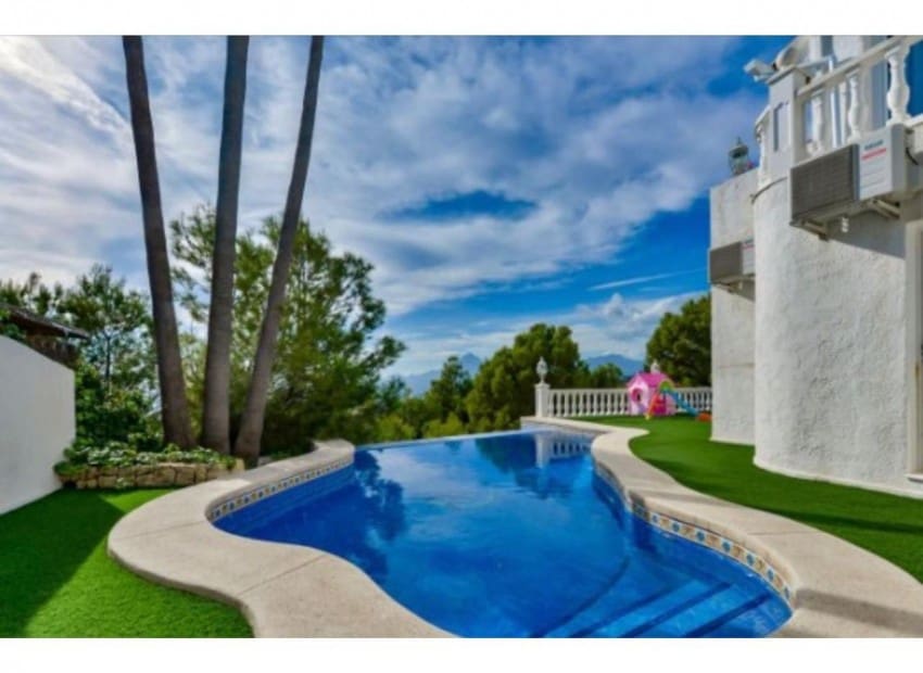 4 bedroom Villa for sale in Altea with pool - € 824,000 (Ref: 9127946)