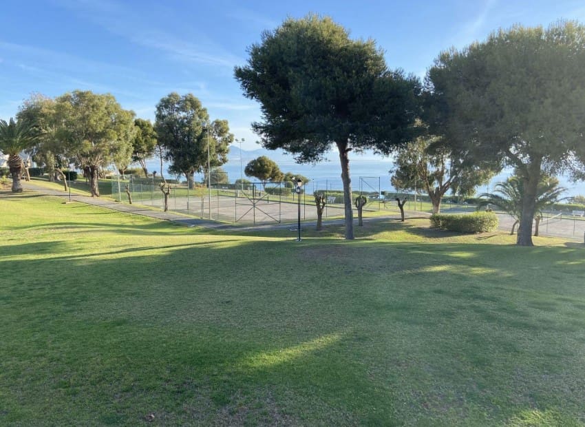 4 soveværelse Byhus til salg i Gran Alacant med swimmingpool - € 320.000 (Ref: 9133357)