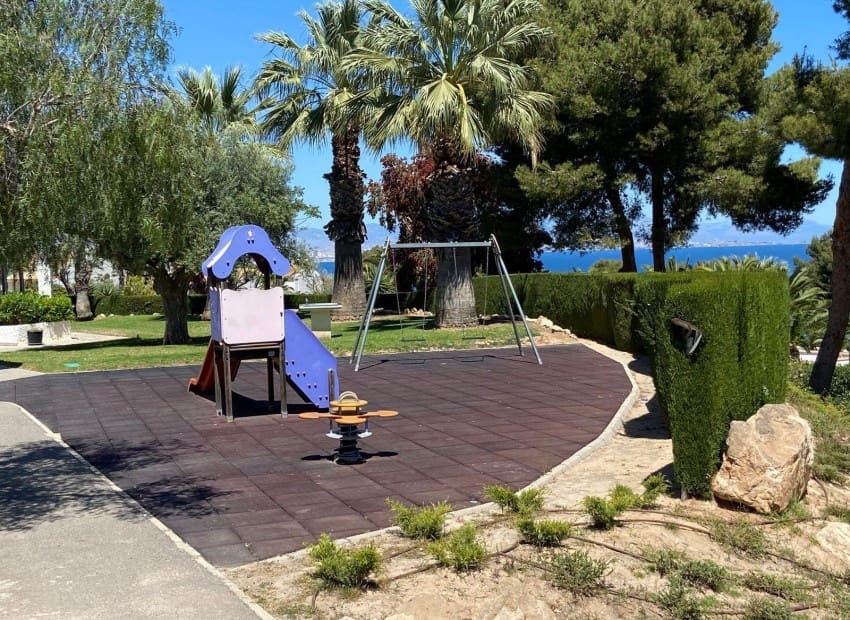 4 soveværelse Byhus til salg i Gran Alacant med swimmingpool - € 320.000 (Ref: 9133357)