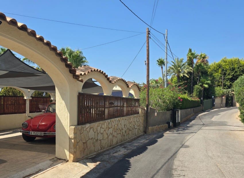 3 bedroom Villa for sale in Altea with pool garage - € 1,365,000 (Ref: 9186581)