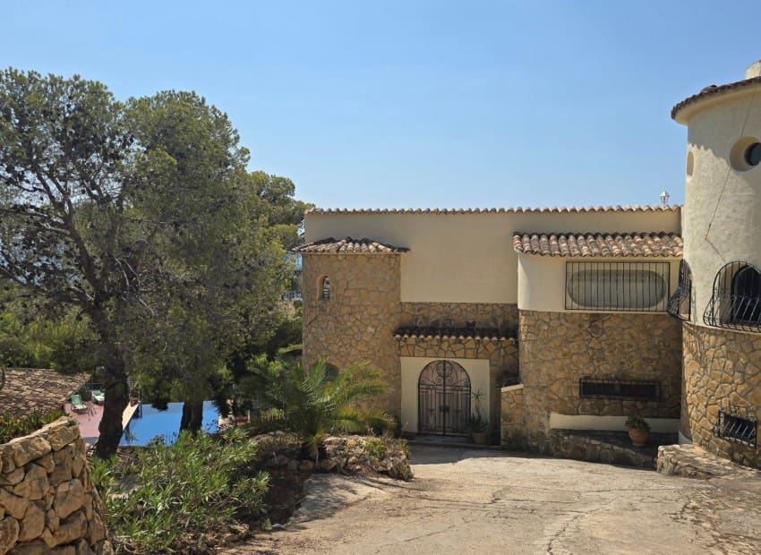 3 bedroom Villa for sale in Altea with pool garage - € 1,365,000 (Ref: 9186581)