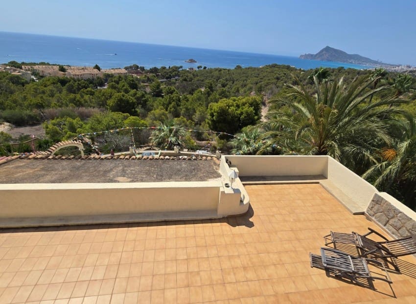 3 bedroom Villa for sale in Altea with pool garage - € 1,365,000 (Ref: 9186581)