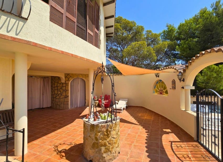 3 bedroom Villa for sale in Altea with pool garage - € 1,365,000 (Ref: 9186581)