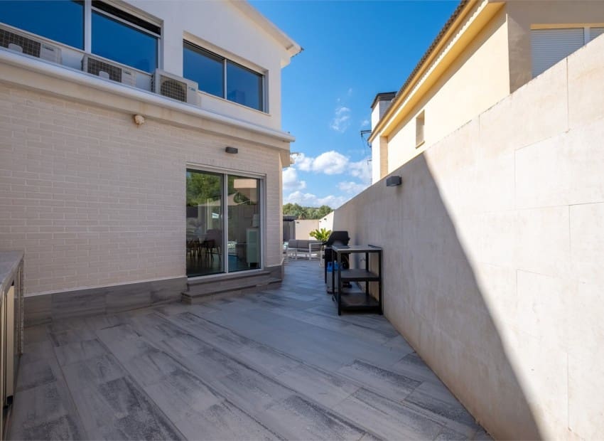 Casa de 5 habitaciones en Alfaz del Pi / L'Alfàs del Pi en venta con piscina - 599.000 € (Ref: 9263562)