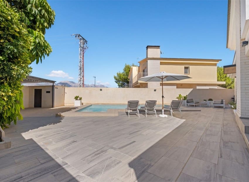 Casa de 5 habitaciones en Alfaz del Pi / L'Alfàs del Pi en venta con piscina - 599.000 € (Ref: 9263562)