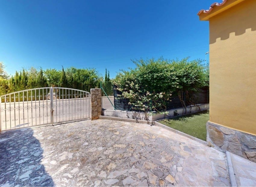 3 bedroom Villa for sale in Oliva Nova with pool garage - € 385,000 (Ref: 9271715)