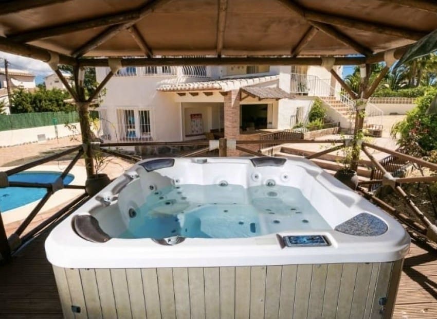 6 makuuhuone Huvila myytävänä paikassa Benissa mukana uima-altaan - 645 000 € (Ref: 9299015)