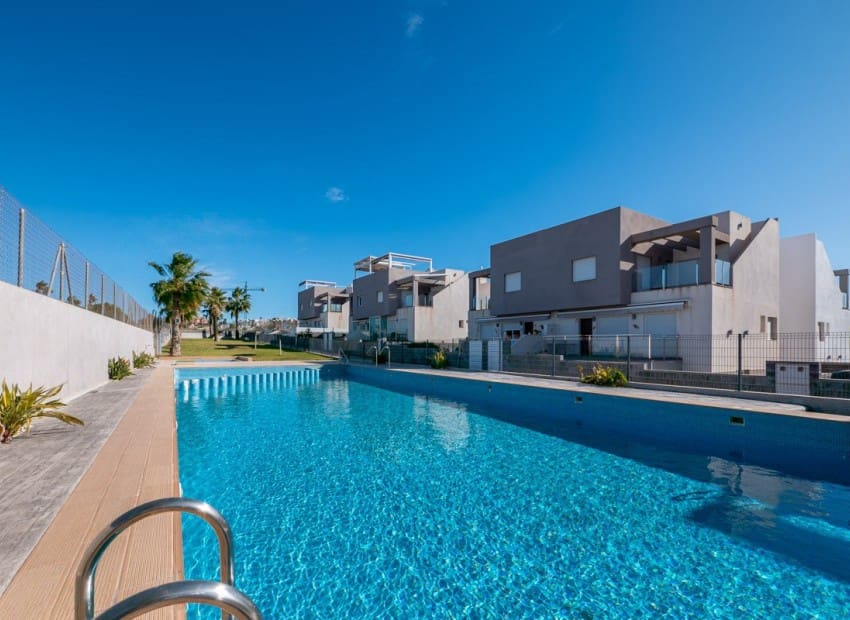 2 slaapkamer Huis te koop in Torrevieja met zwembad garage - € 379.900 (Ref: 9322308)