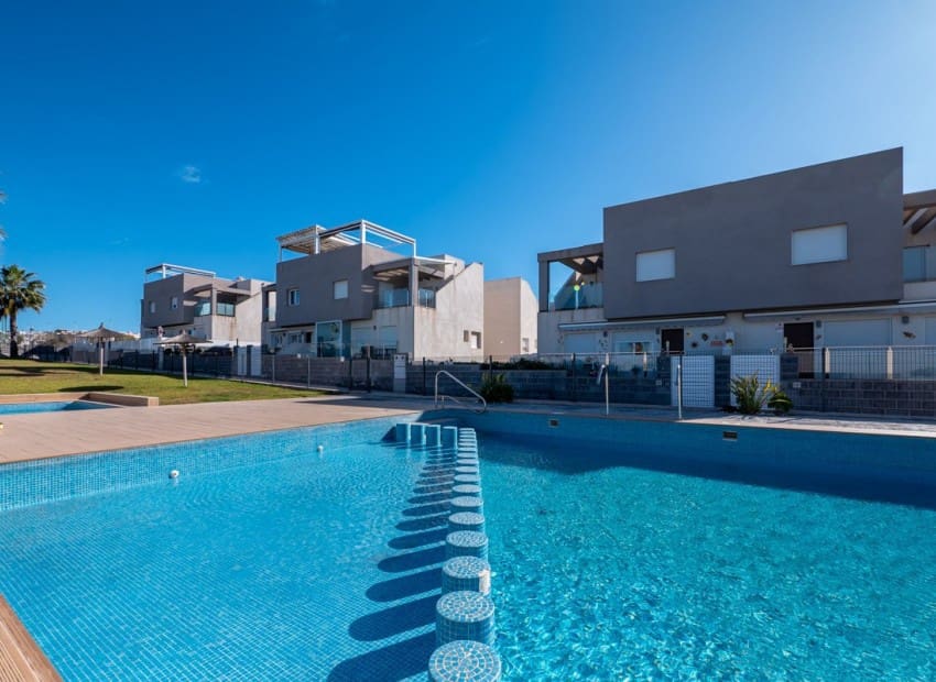2 slaapkamer Huis te koop in Torrevieja met zwembad garage - € 379.900 (Ref: 9322308)