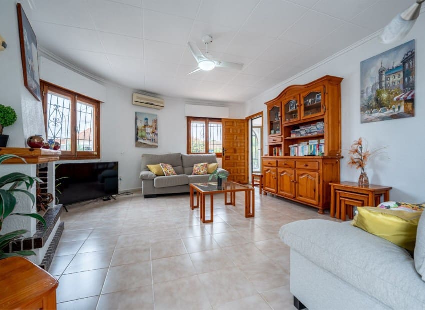 3 soverom Villa til salgs i Torrevieja med svømmebasseng garasje - € 399 000 (Ref: 9322334)