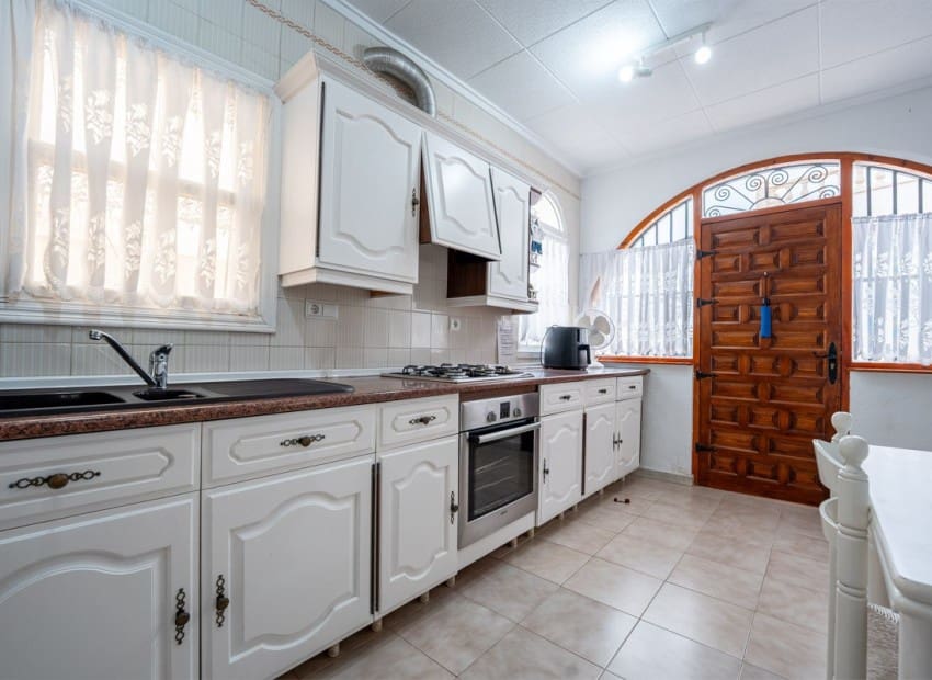 3 soverom Villa til salgs i Torrevieja med svømmebasseng garasje - € 399 000 (Ref: 9322334)