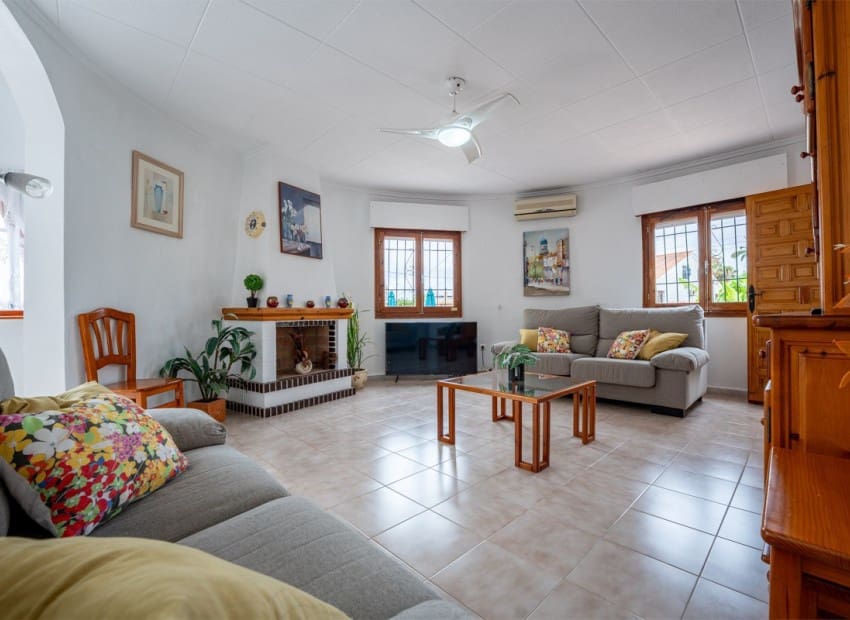 3 soverom Villa til salgs i Torrevieja med svømmebasseng garasje - € 399 000 (Ref: 9322334)