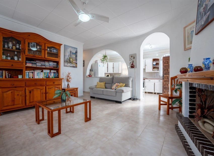 3 soverom Villa til salgs i Torrevieja med svømmebasseng garasje - € 399 000 (Ref: 9322334)