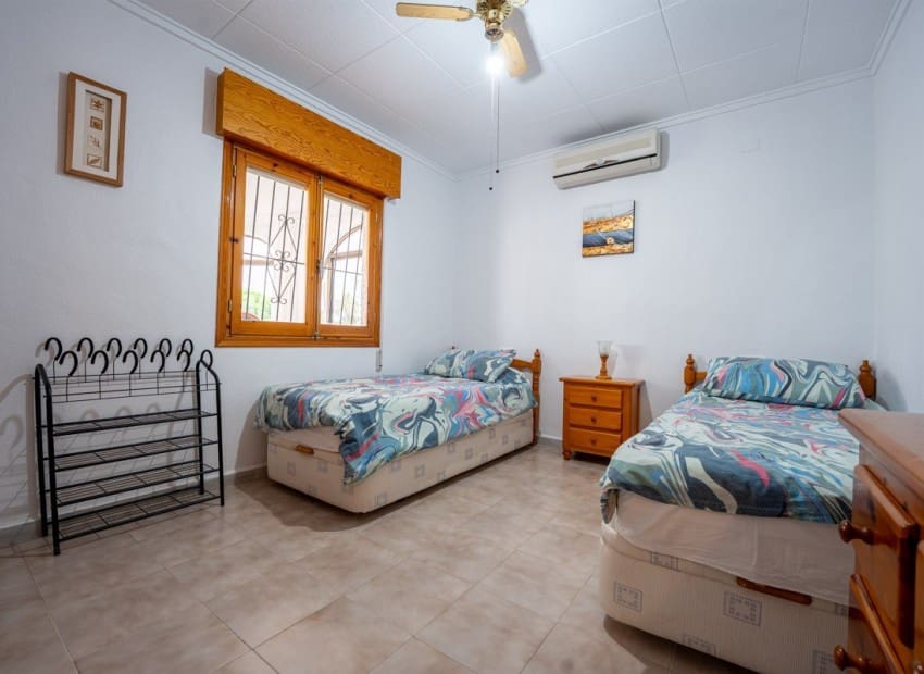 3 soverom Villa til salgs i Torrevieja med svømmebasseng garasje - € 399 000 (Ref: 9322334)