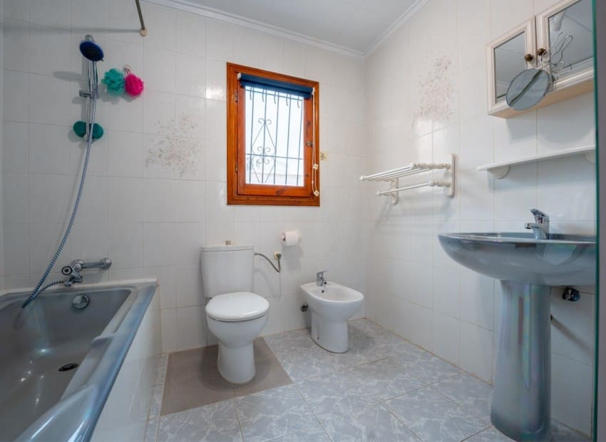 3 soverom Villa til salgs i Torrevieja med svømmebasseng garasje - € 399 000 (Ref: 9322334)