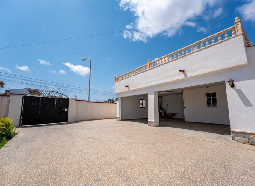 3 soverom Villa til salgs i Torrevieja med svømmebasseng garasje - € 399 000 (Ref: 9322334)