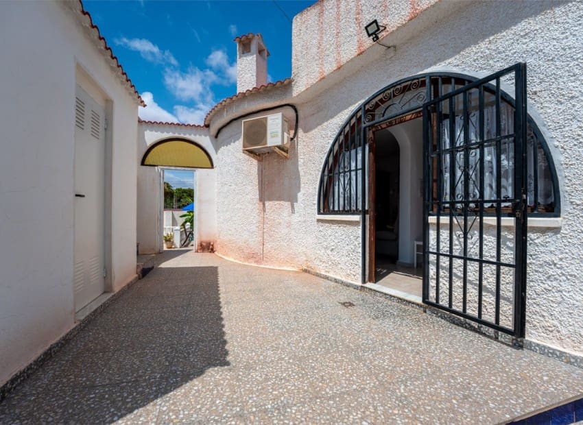 3 soverom Villa til salgs i Torrevieja med svømmebasseng garasje - € 399 000 (Ref: 9322334)